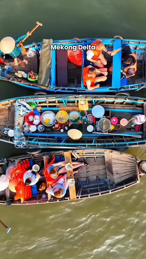 Overhead view of boats navigating the Cai Rang floating market in Can Tho, Mekong Delta, Vietnam