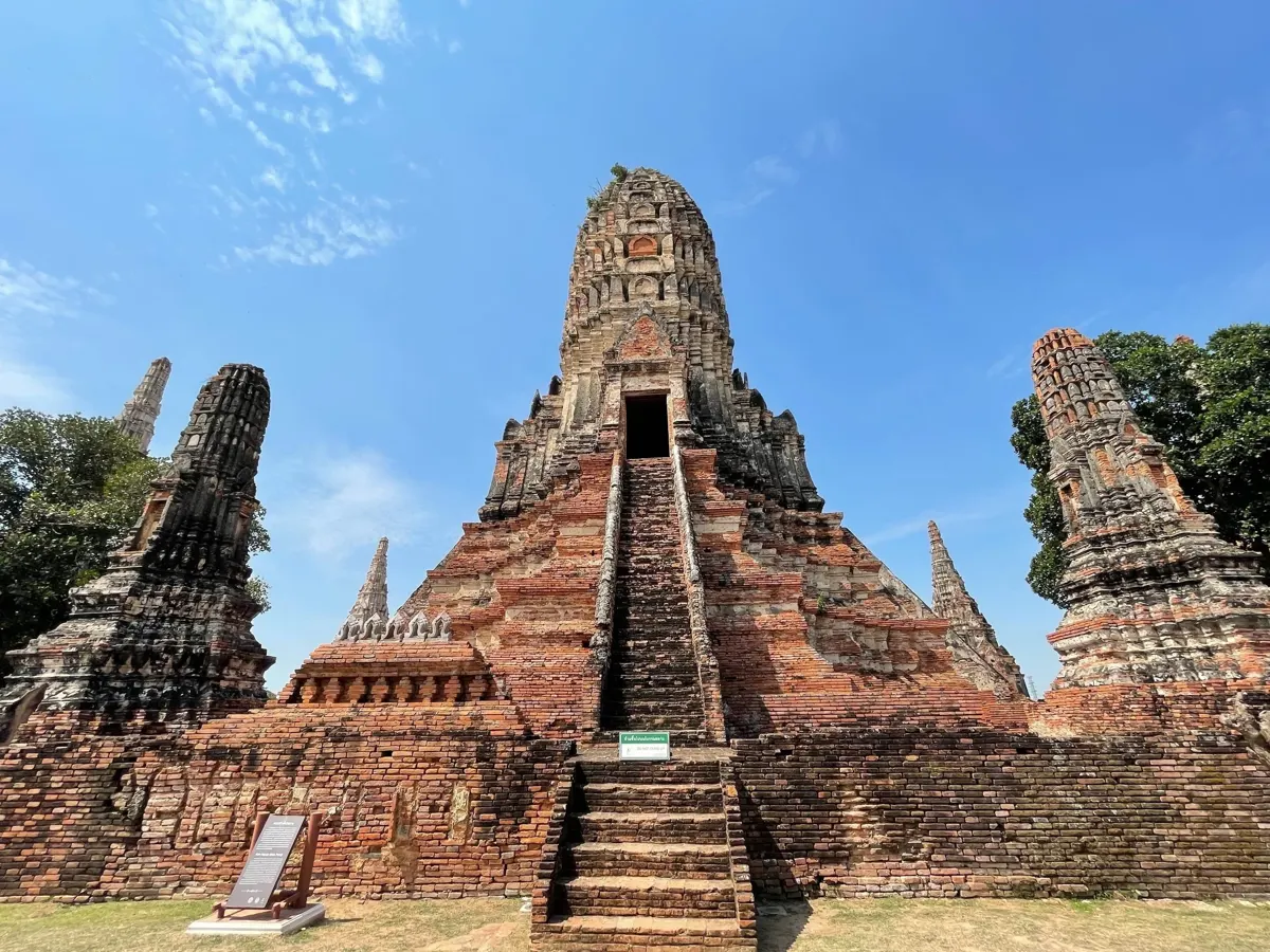 Exploring Thailand's Culinary Landscape: A Guide to Must-Try Dishes