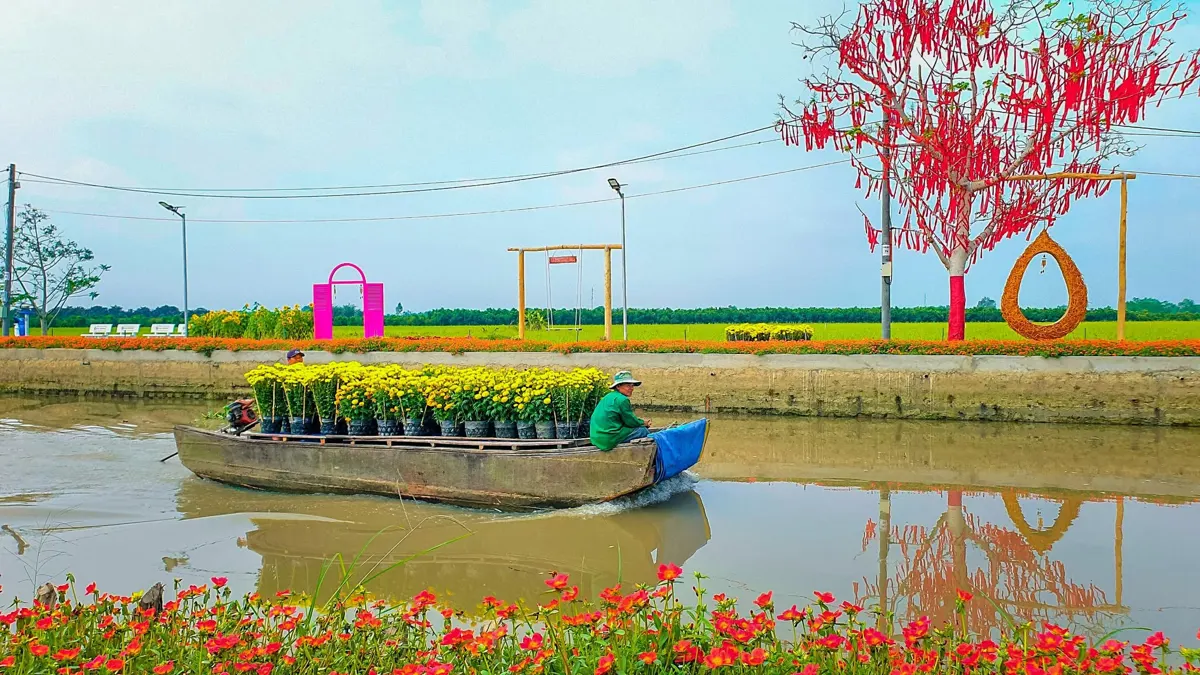 Exploring Mekong Delta's Floating Markets: A Visitor's Guide