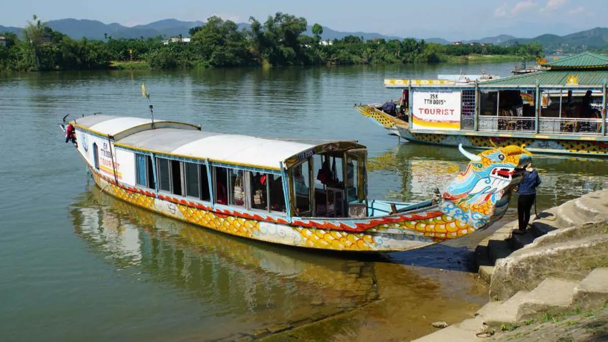Hanoi to Hue Bus Travel: Operators, Schedules, and Amenities