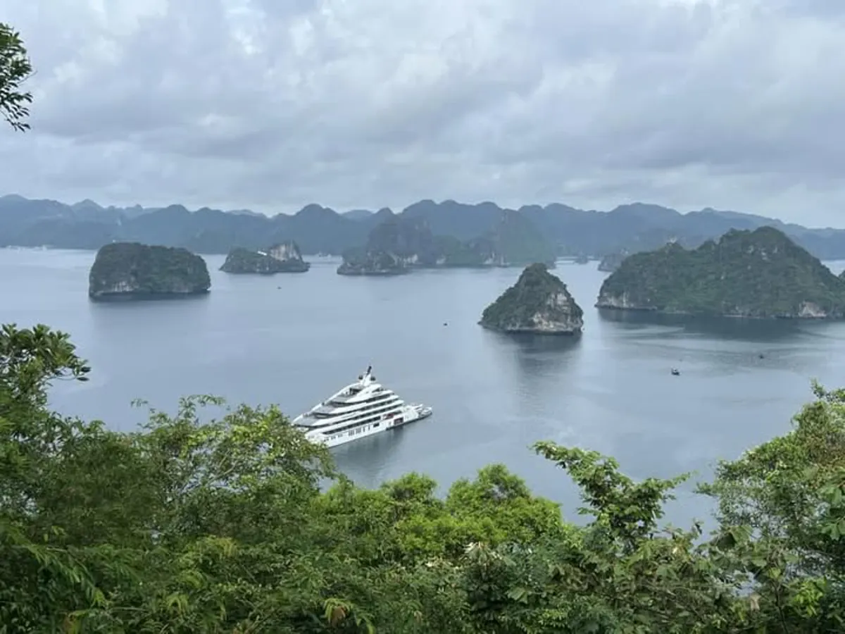 Halong Bay Luxury Stays: Top Resorts with Scenic Views