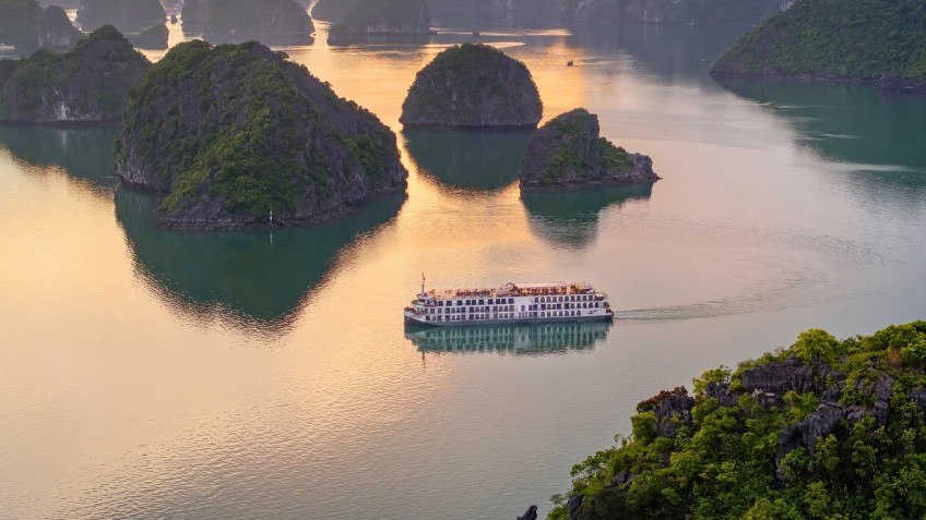 Glorious overnight cruise in Cat Ba Island