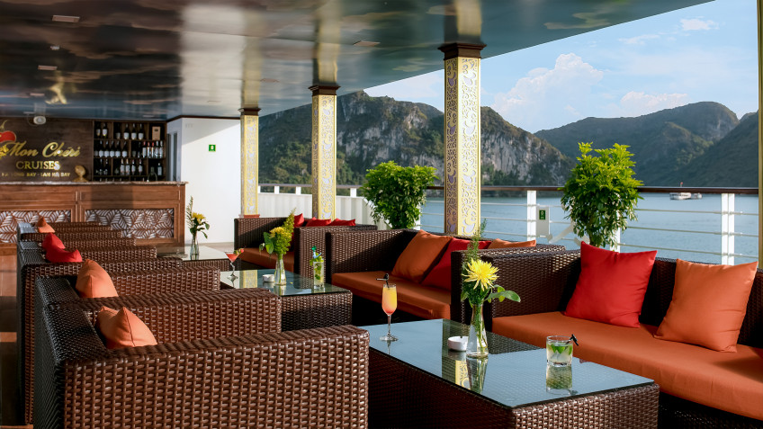 Outdoor Bar & Lounge