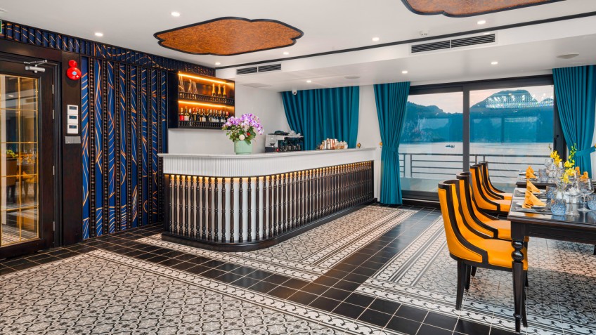 Bar Counter with pretty Bay view