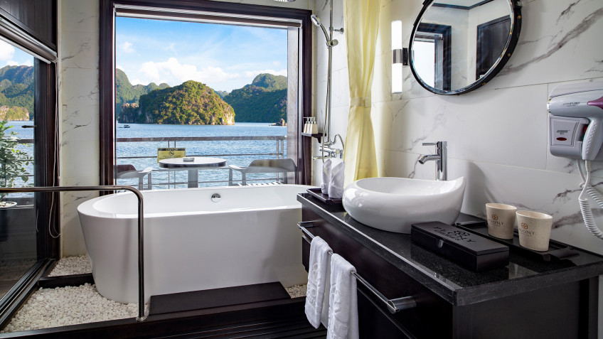 Huge And Spotless Bathtub