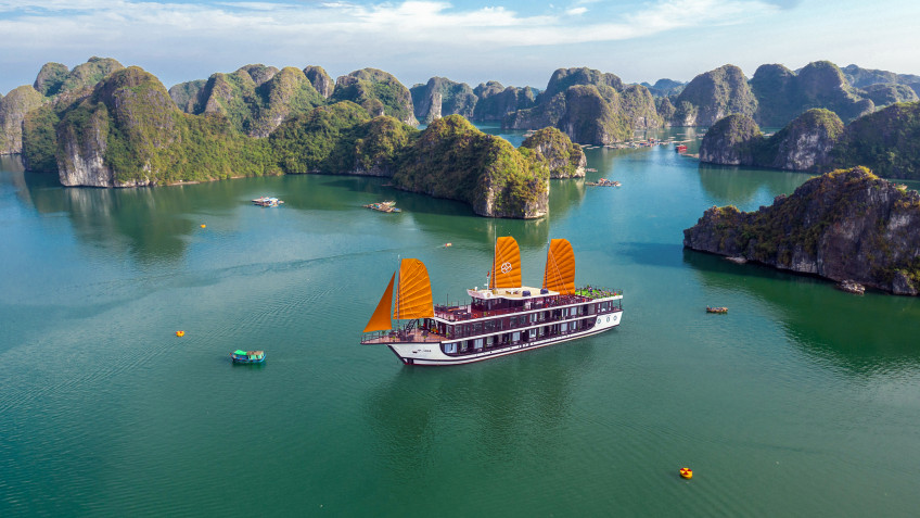 Peony Junk Cruise In Lan Ha Bay