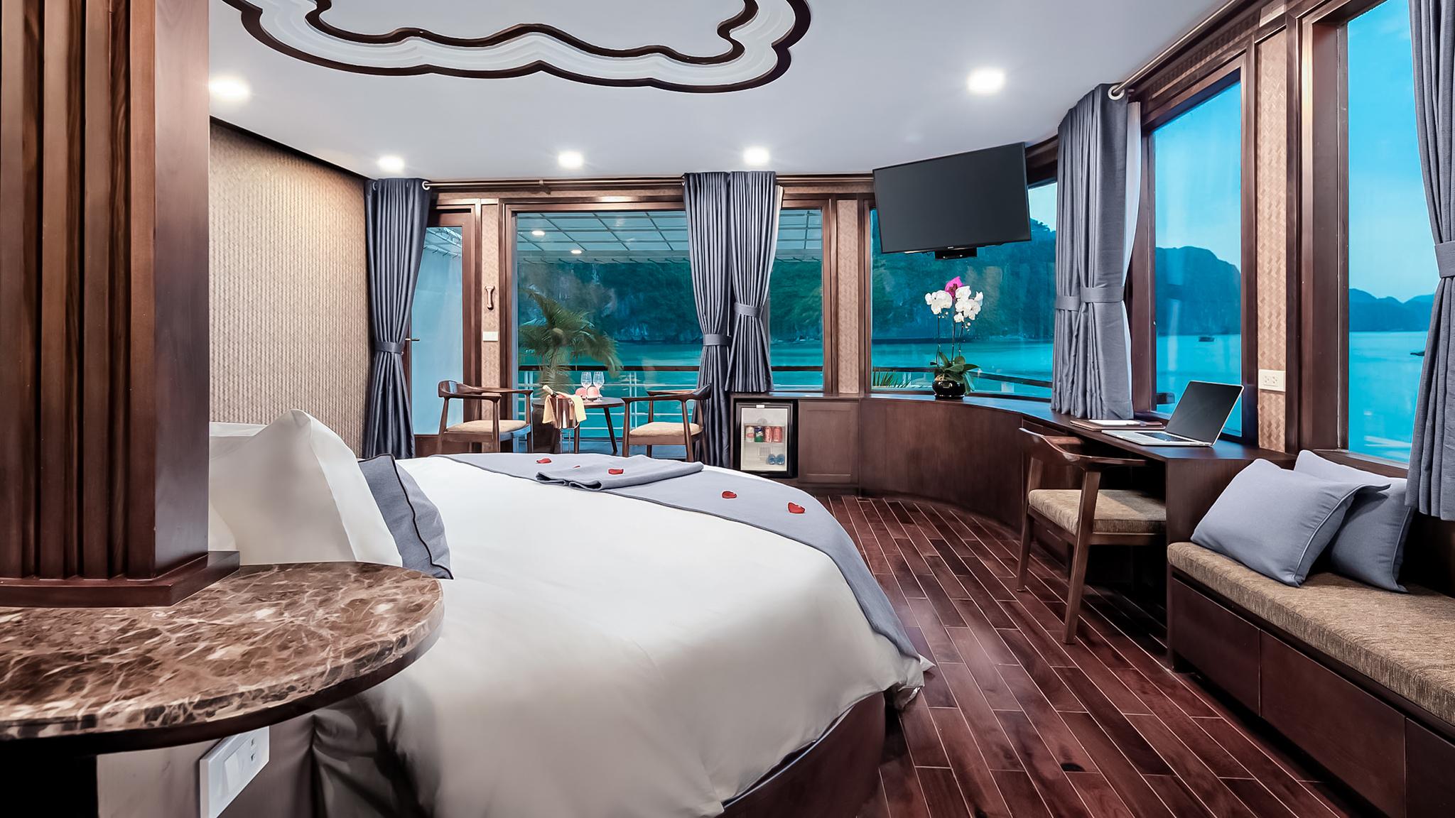 Exquisite round bed