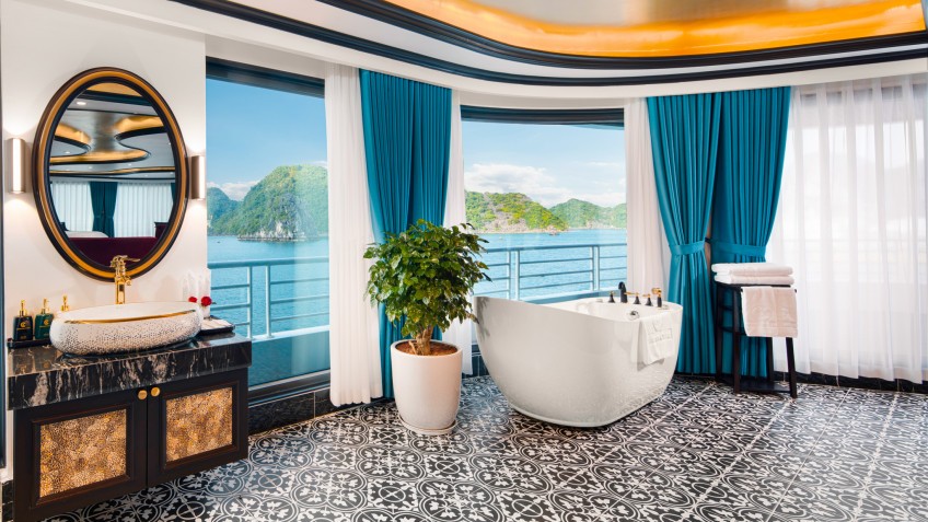 Jacuzzi bathtub with Halong Bay view