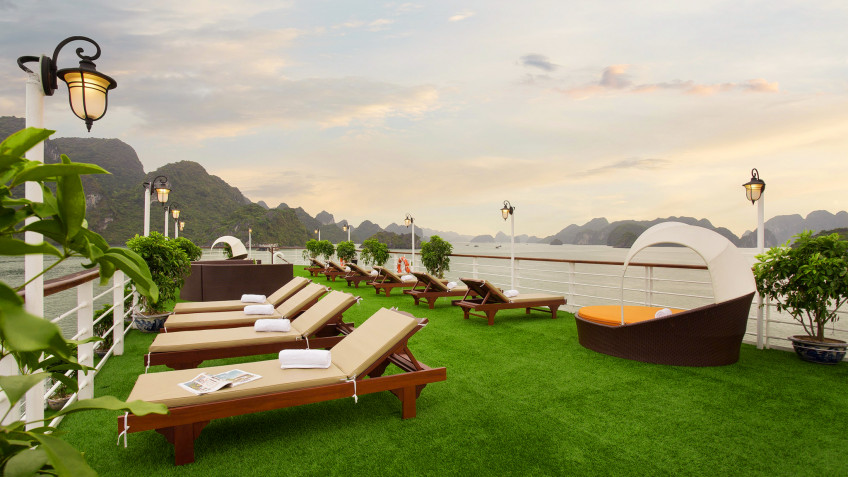 Admire Splendid Halong Bay View