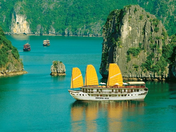 Vietnam Highlights from Jakarta: Hanoi, Halong Bay & Mekong Delta – 6 Days